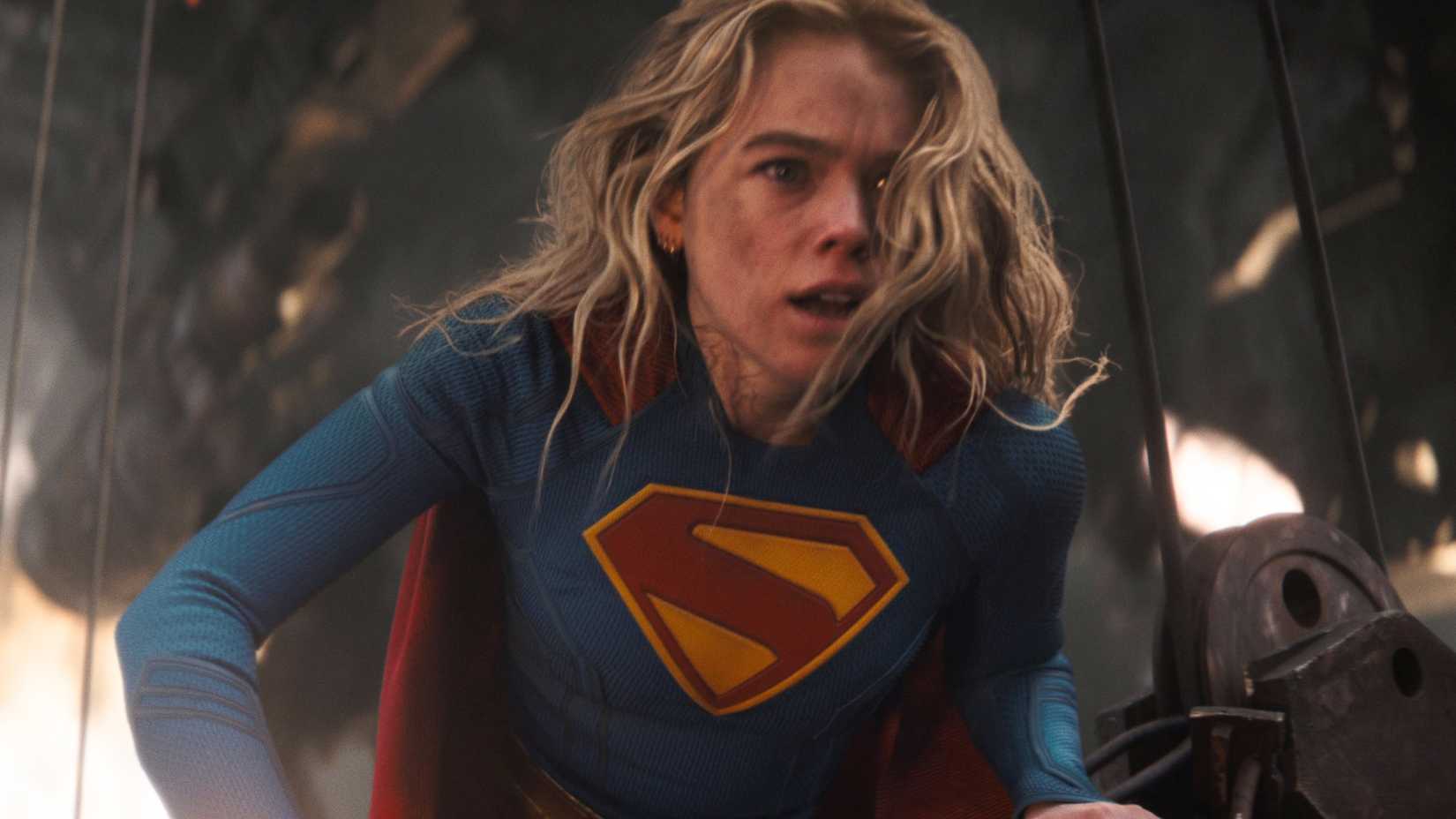 Milly Alcock como Kara Zor-El em cena de luta no filme Supergirl do DCU