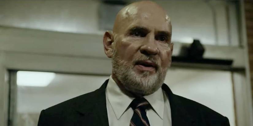 Mitch Pileggi como Art Sawyer com ar preocupado em American Horror Story 1984
