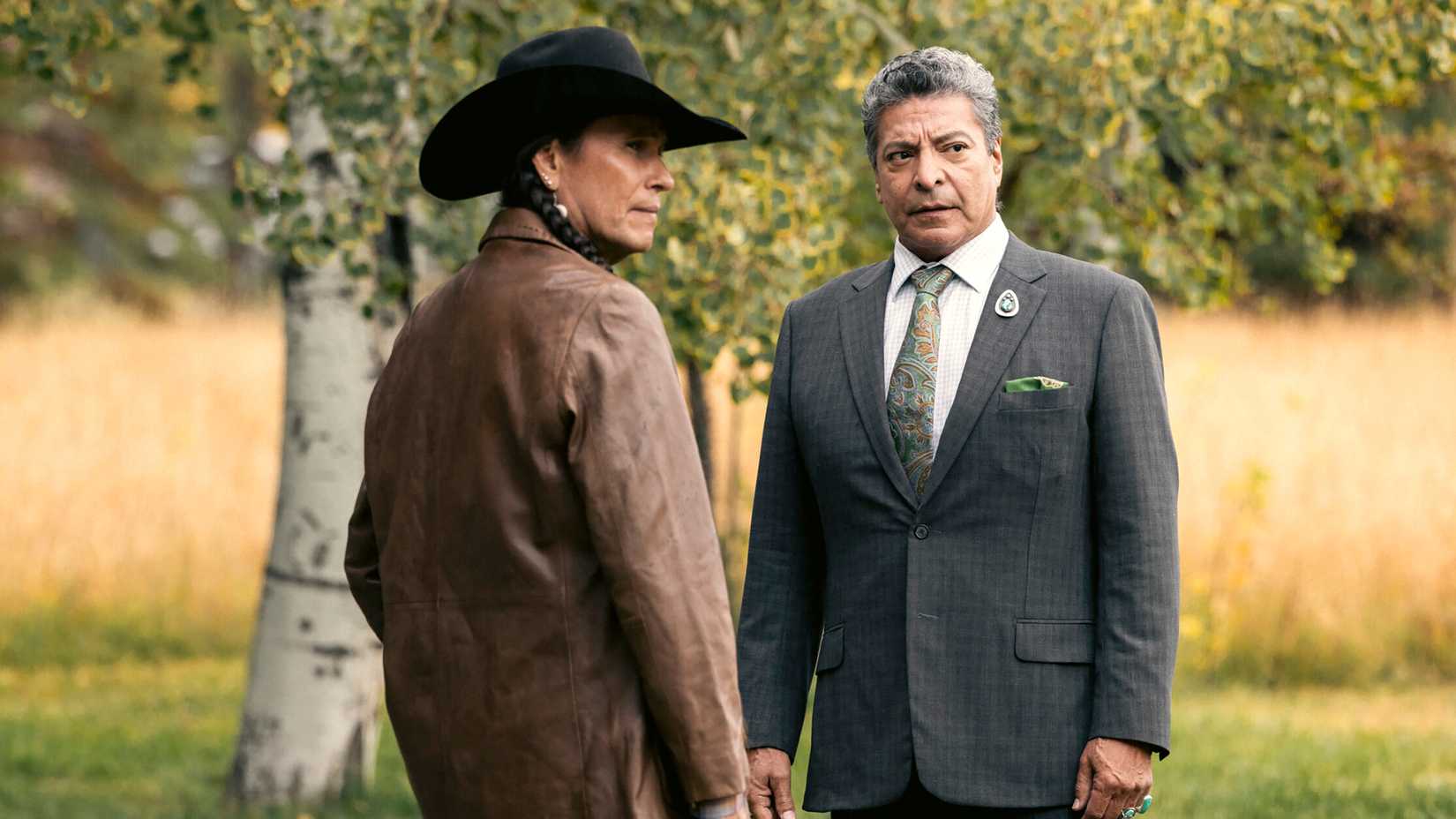 Mo Brings Plenty e Gil Birmingham em Lawmen: Bass Reeves