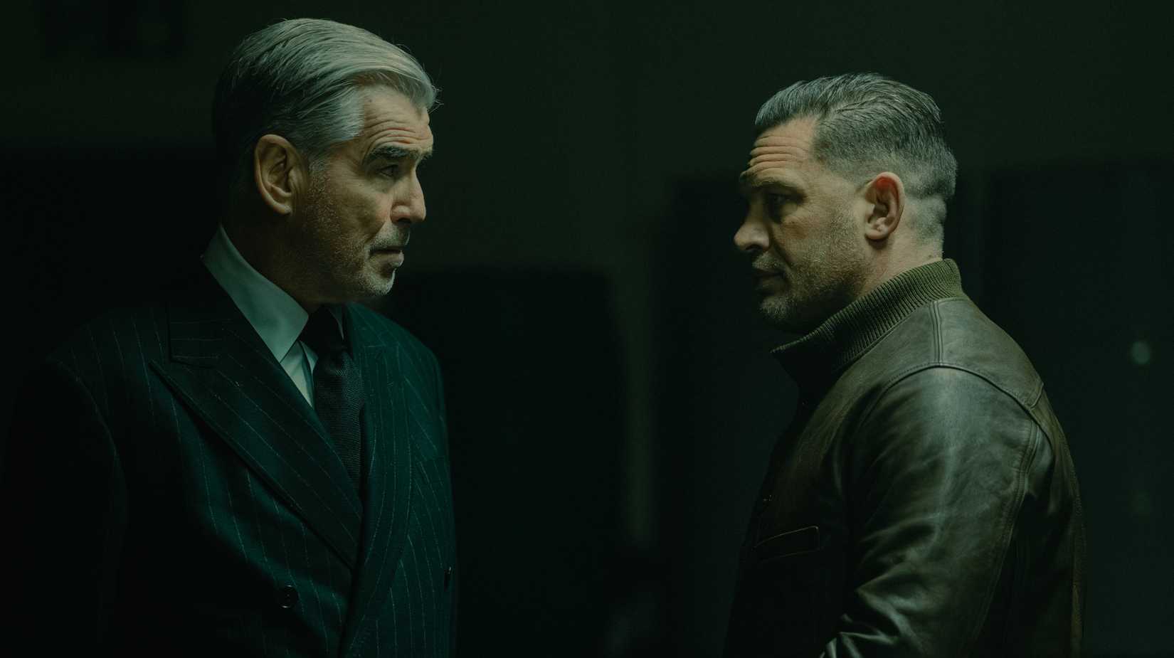 Tom Hardy e Pierce Brosnan em MobLand