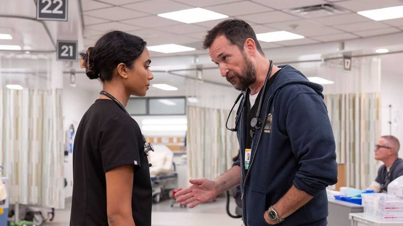 Dra. Mohan conversando com Robby em uma cena de The Pitt