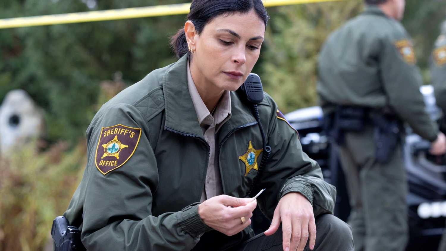 Morena Baccarin como Mickey Fox segurando uma evidência em Sheriff Country