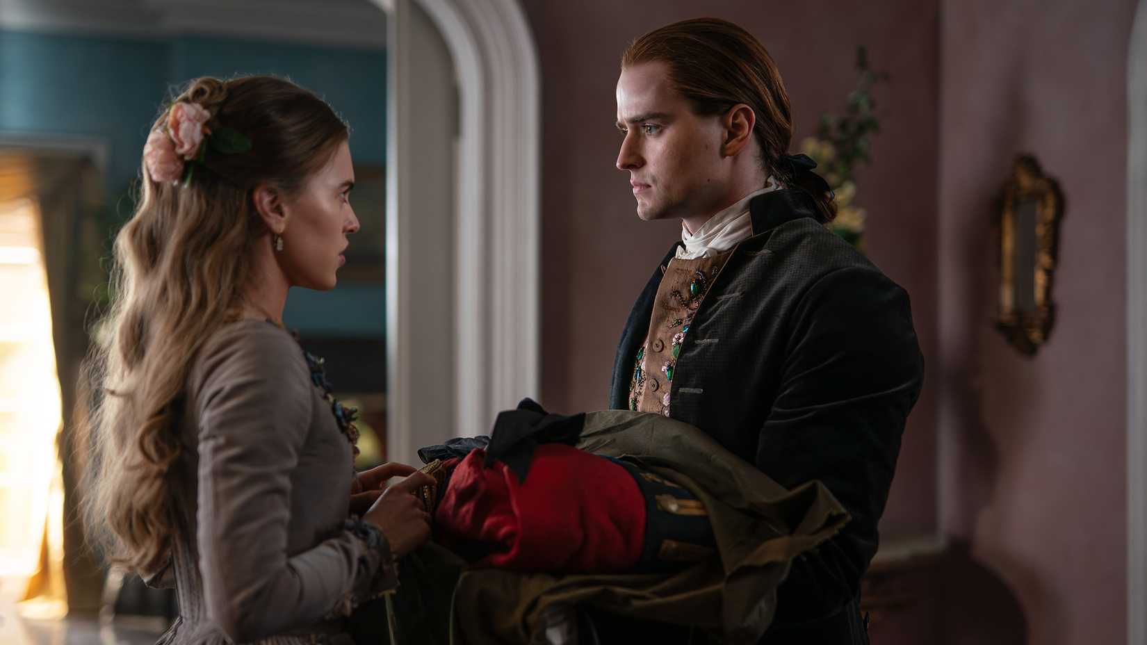 William segurando um uniforme de casaca vermelha com Amaranthus em Outlander