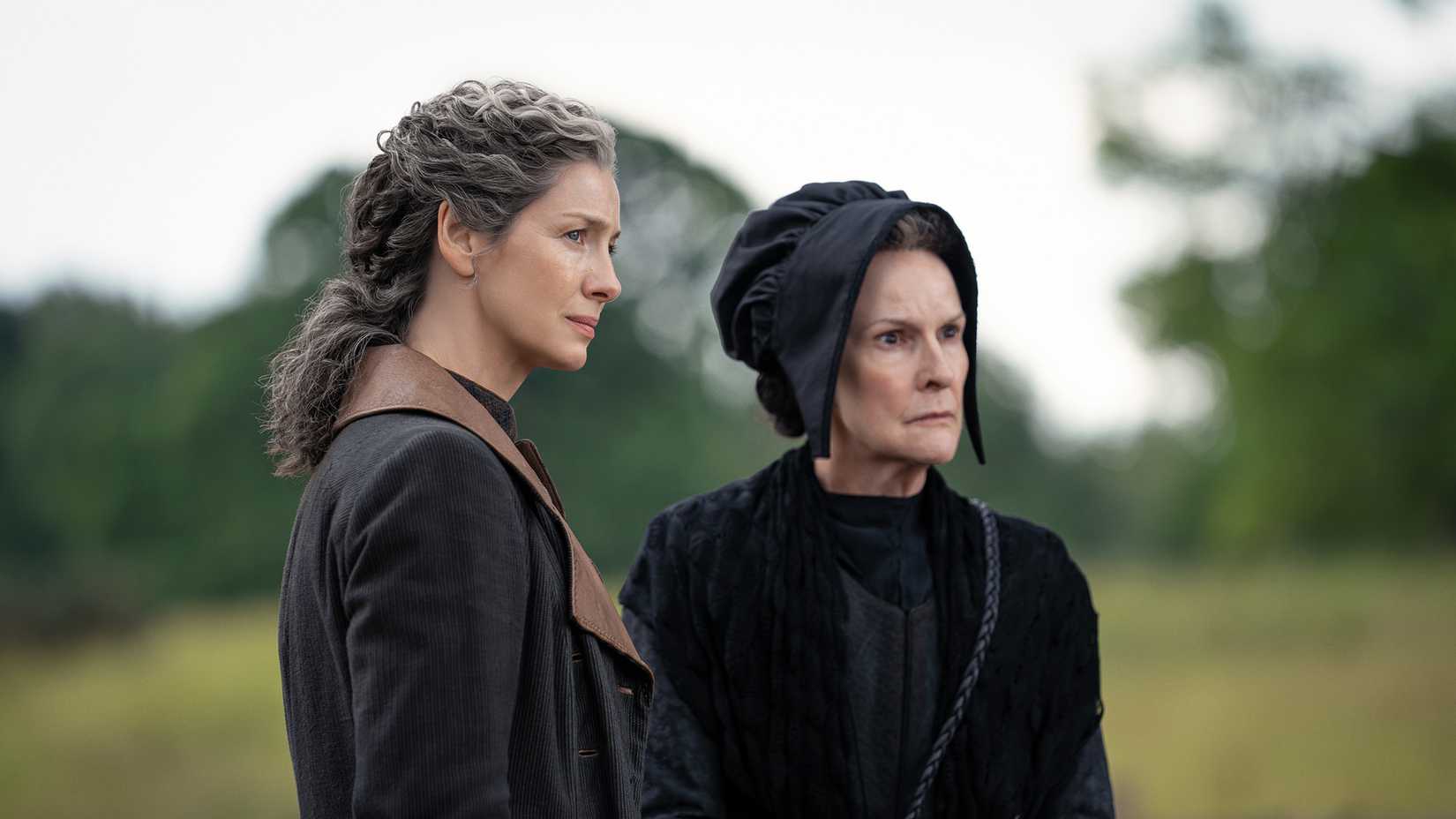 Claire e Elspeth com semblante sério em Outlander temporada 8