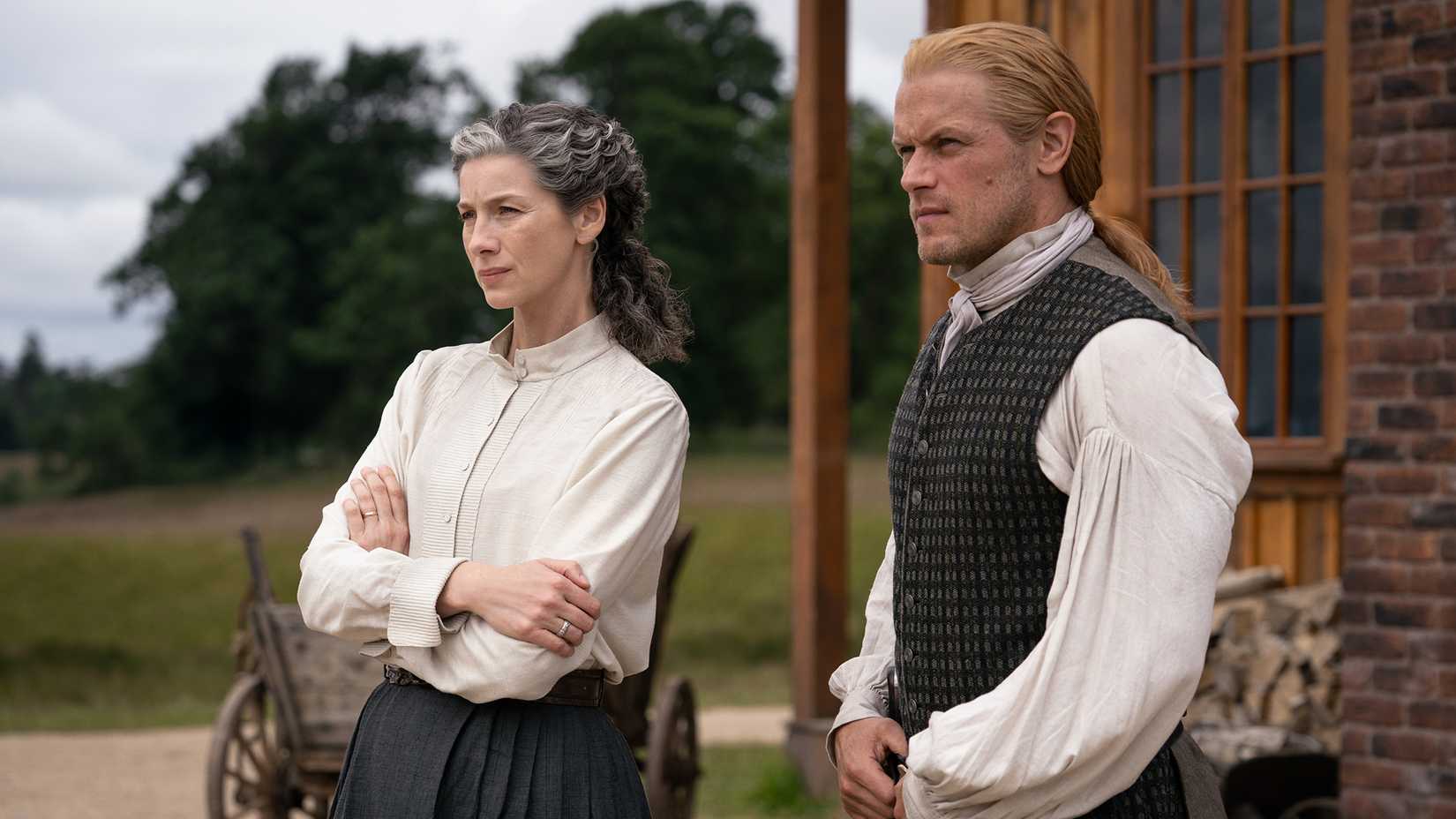 Jamie e Claire com semblante sério em Outlander temporada 8