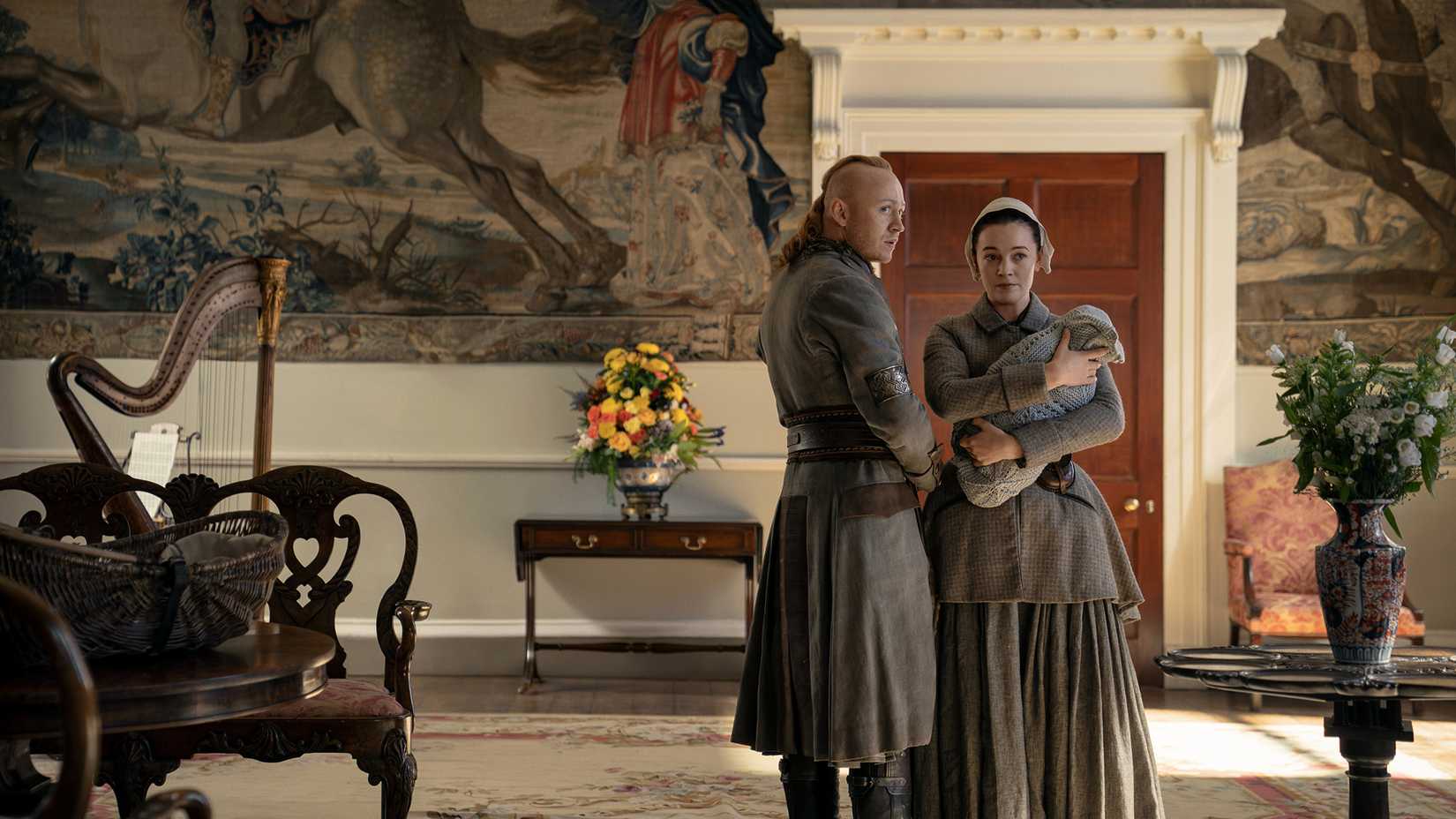 Ian e Rachel em uma mansão com seu bebê em Outlander temporada 8