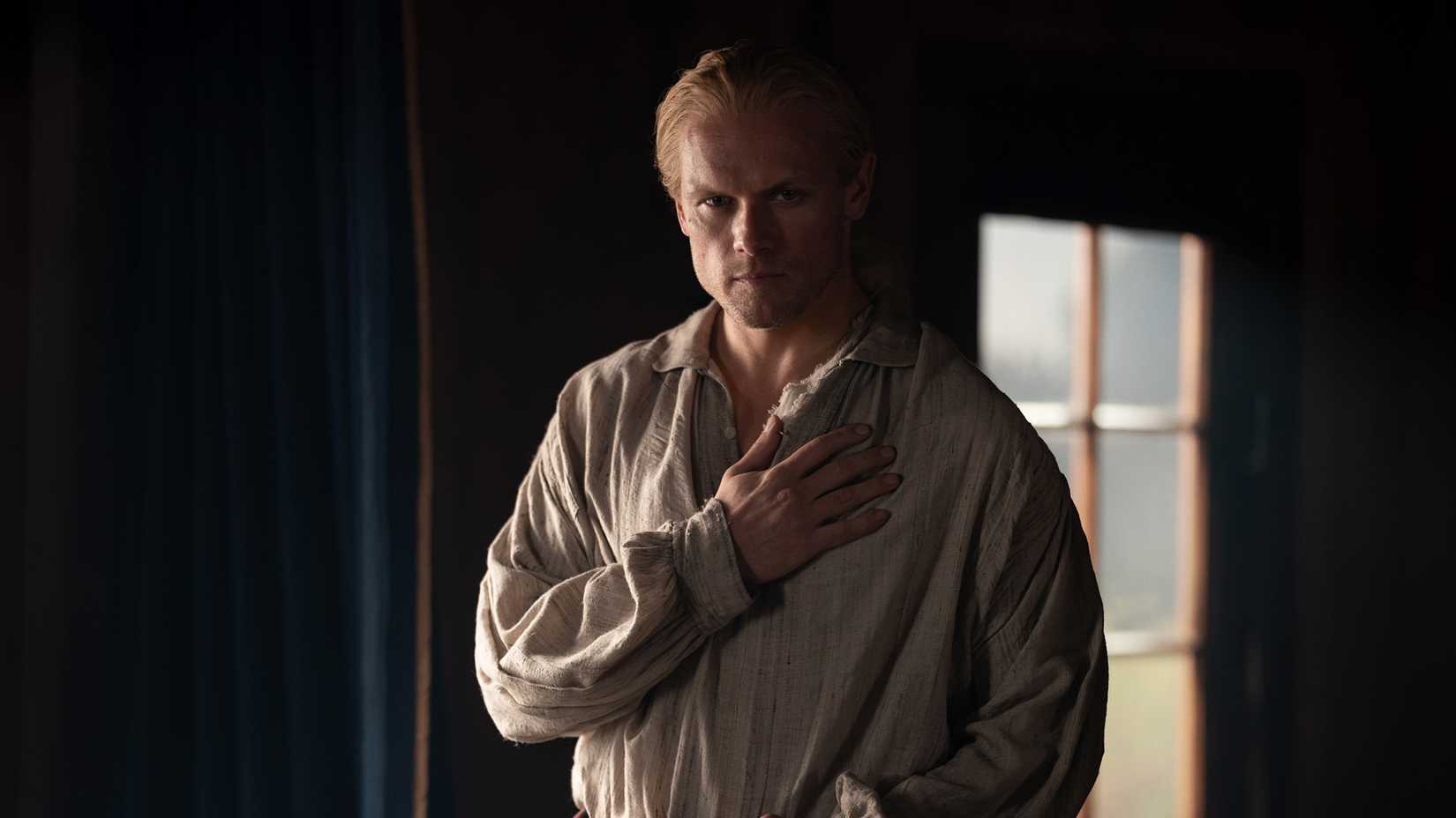 Jamie com a mão no coração em Outlander temporada 8