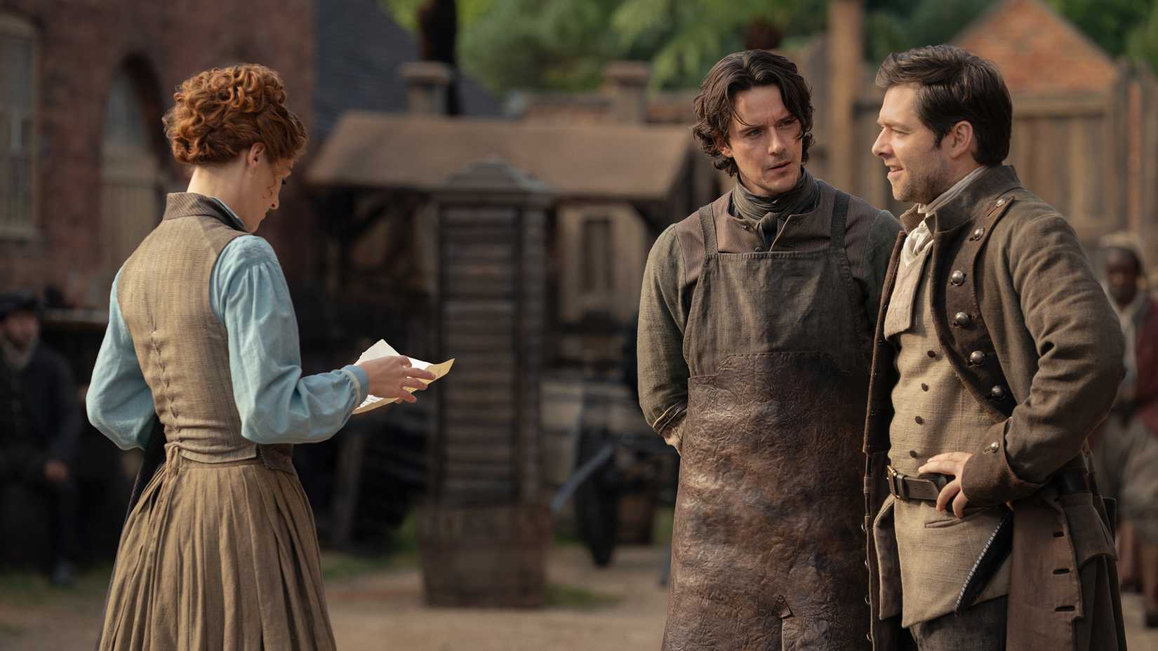 Roger e Brianna conversando com Fergus em Outlander temporada 8
