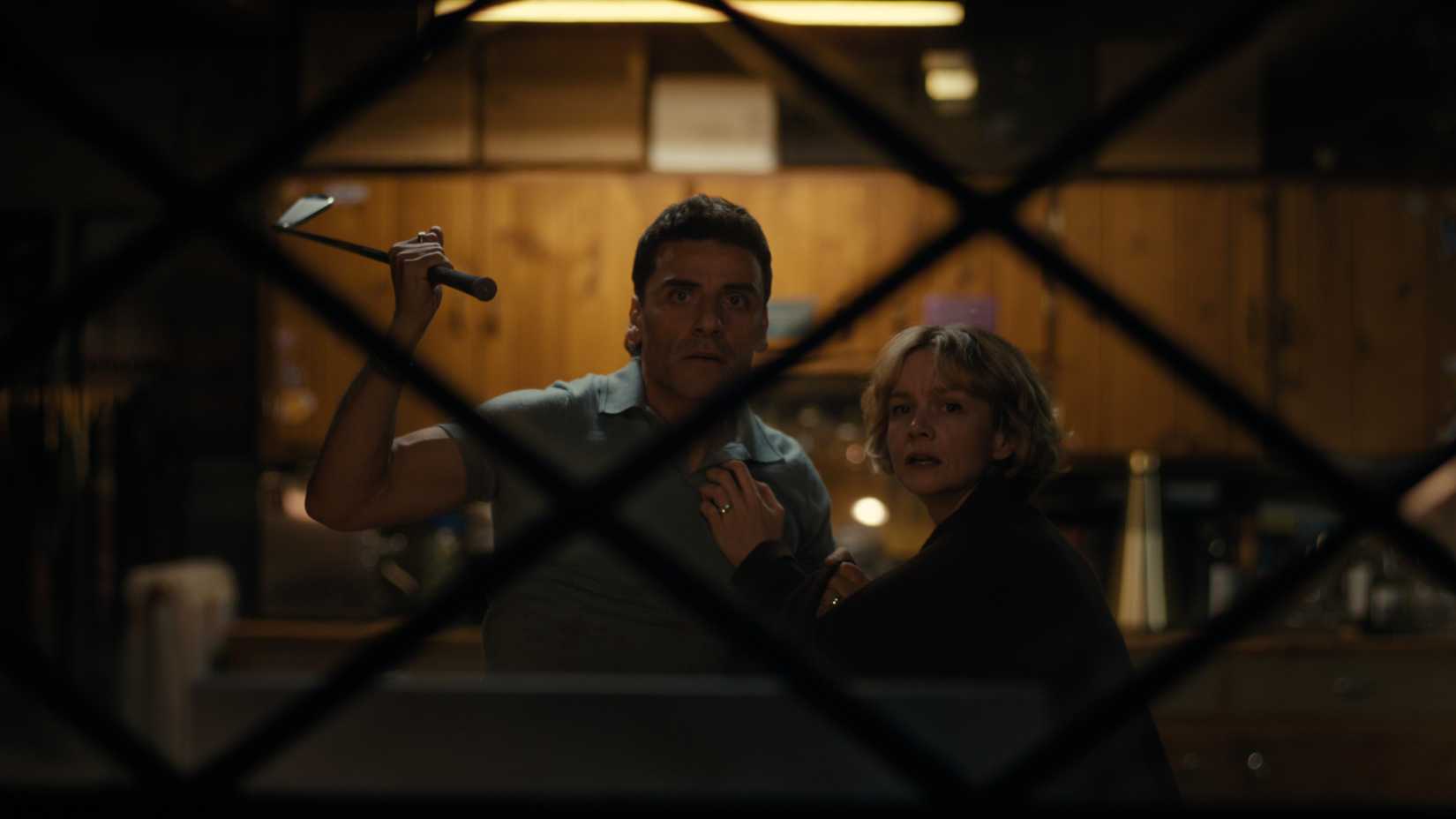 oscar isaac and carey mulligan looking shocked holding a golf club in beef season 2