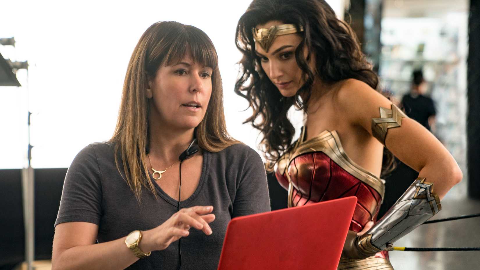 Patty Jenkins e Gal Gadot no set de Mulher-Maravilha 1984