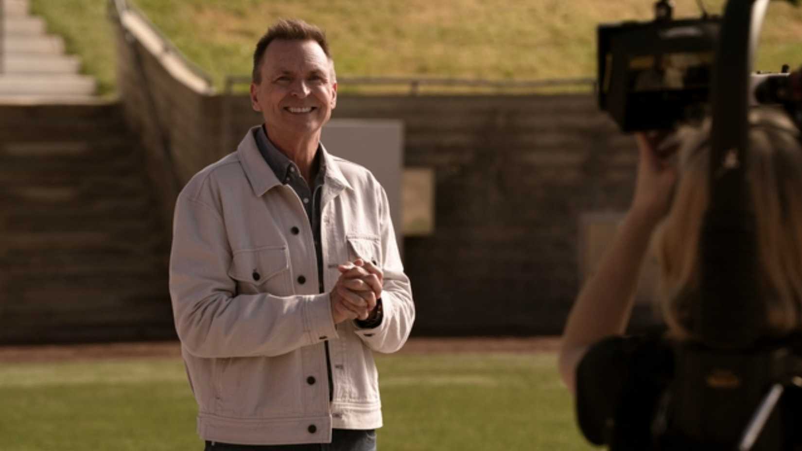 Phil Keoghan as himself in Hacks' season 5 Amazing Race episode