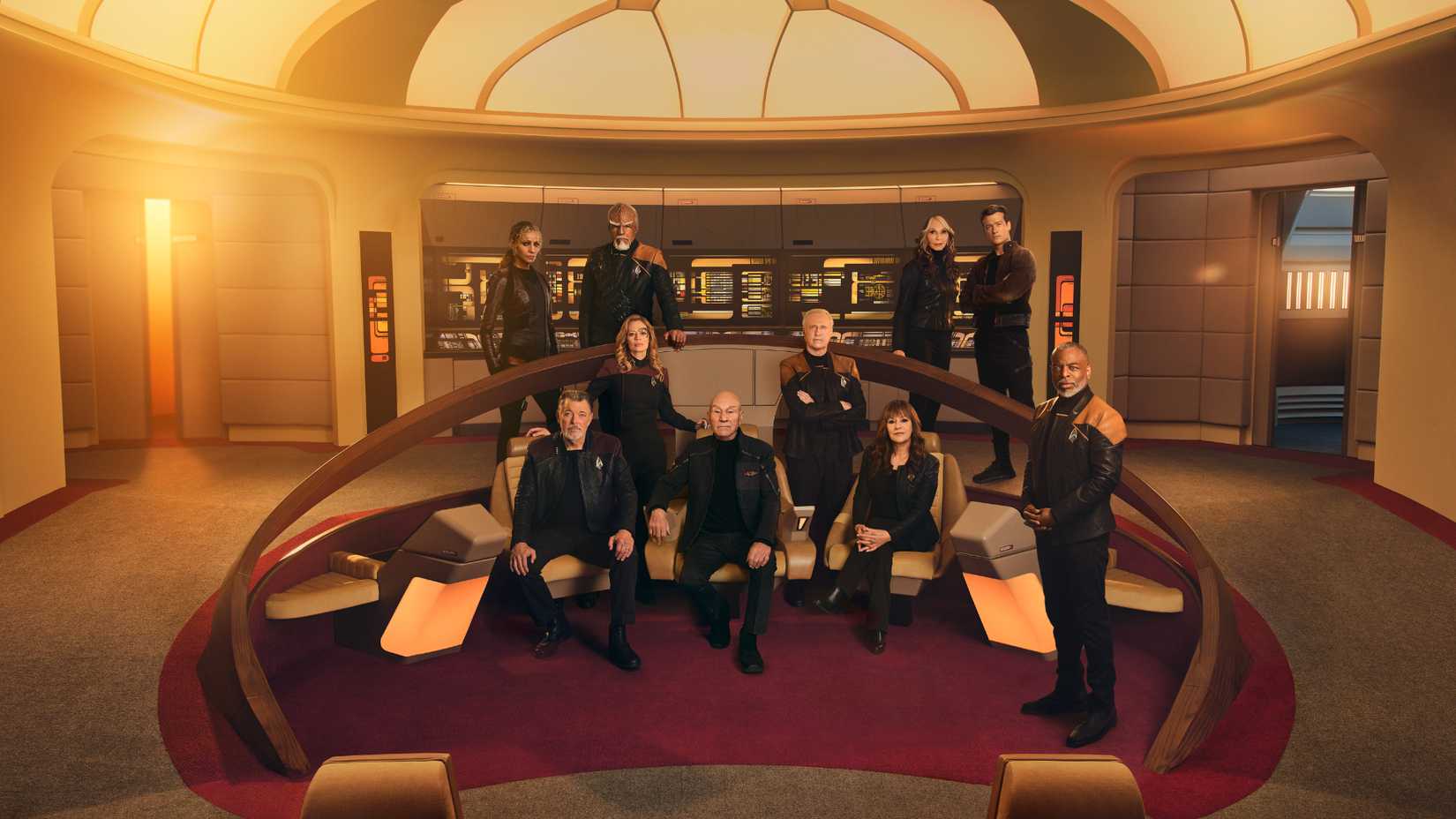 Elenco de Star Trek: Picard reunido no set recriado da ponte da Enterprise-D