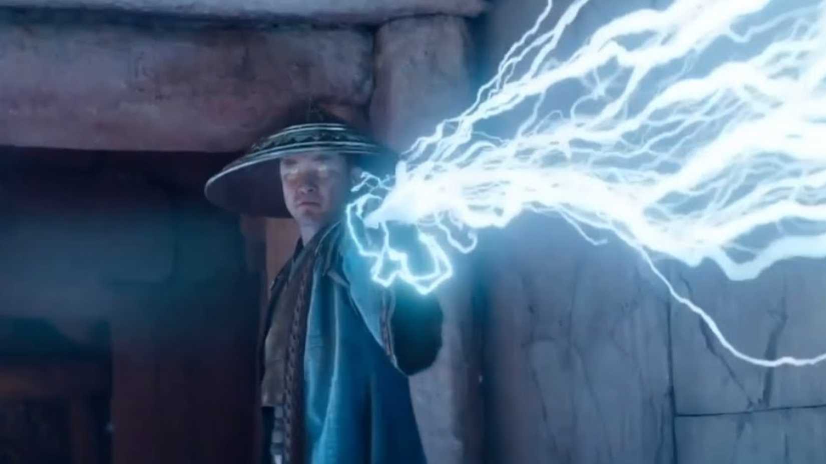 Raiden disparando raios da mão em direção à câmera em Mortal Kombat 2021