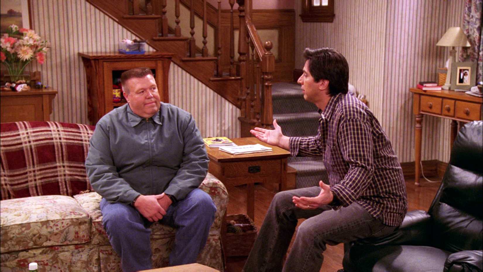 Ray (Ray Barone) conversando com George (Joel McKinnon Miller) em Everybody Loves Raymond: The Faux Pas.