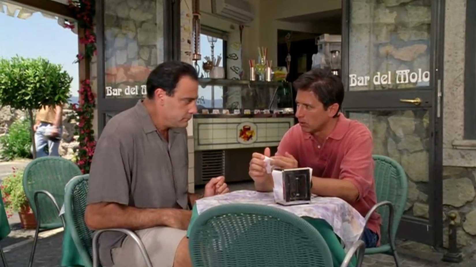 Ray (Ray Romano) e Robert (Brad Garrett) em um café em Everybody Loves Raymond: Italy.
