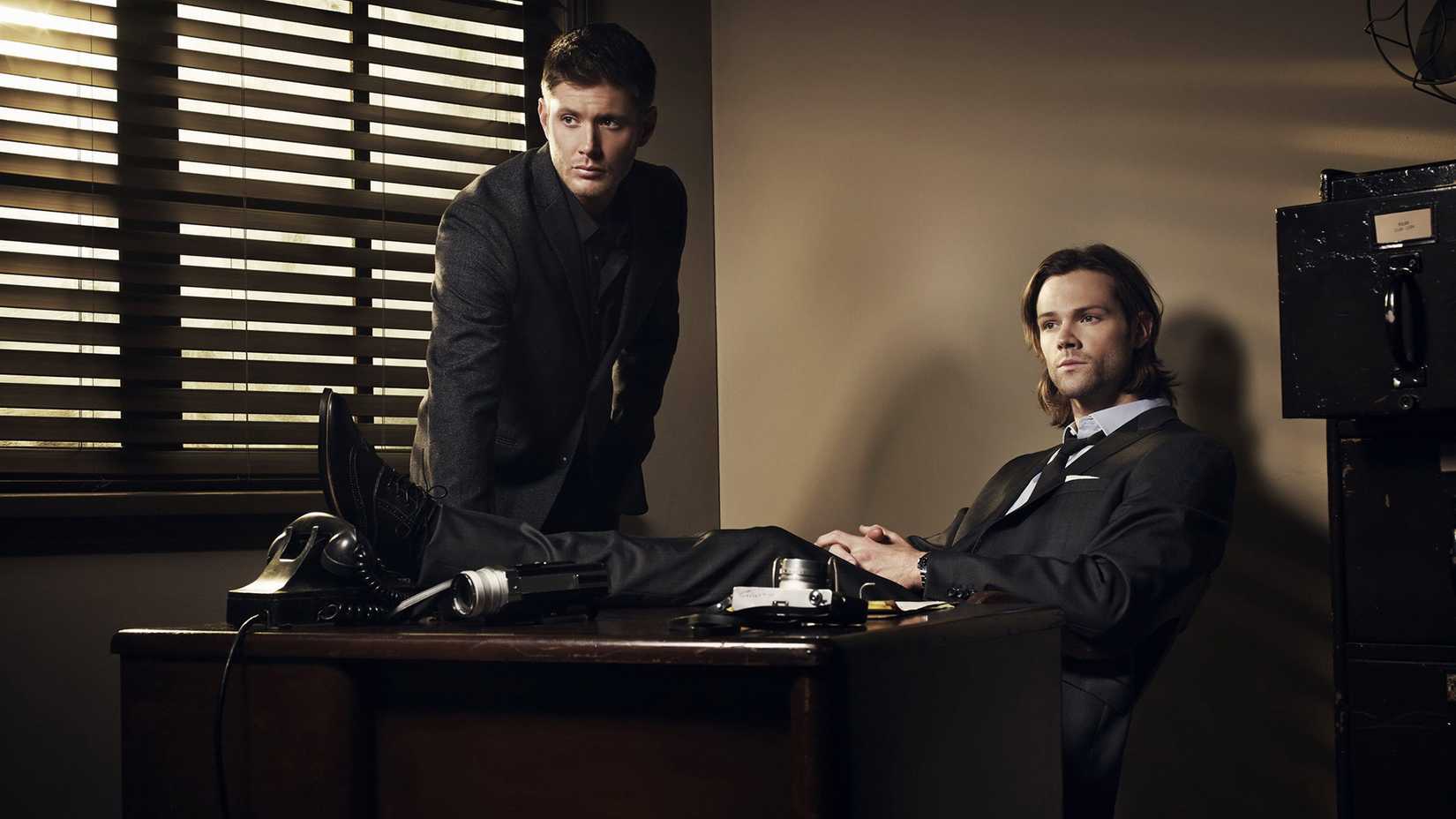 Sam e Dean em foto promocional de Supernatural