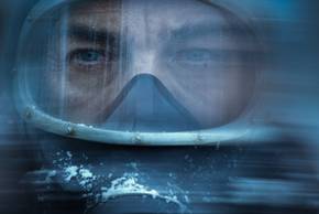Ricardo Darín as Juan Salvo staring through his goggles in The Eternaut