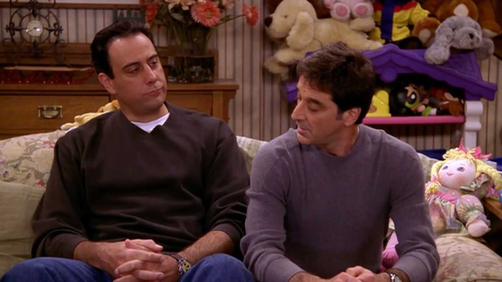 Robert (Brad Garrett) com raiva de Gianni (Jon Manfrellotti) em Everybody Loves Raymond: Super Bowl.