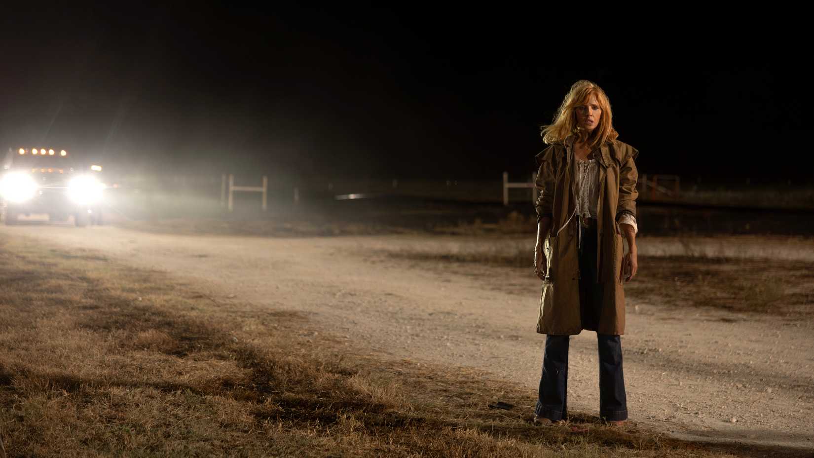 Beth Dutton em uma estrada do Texas