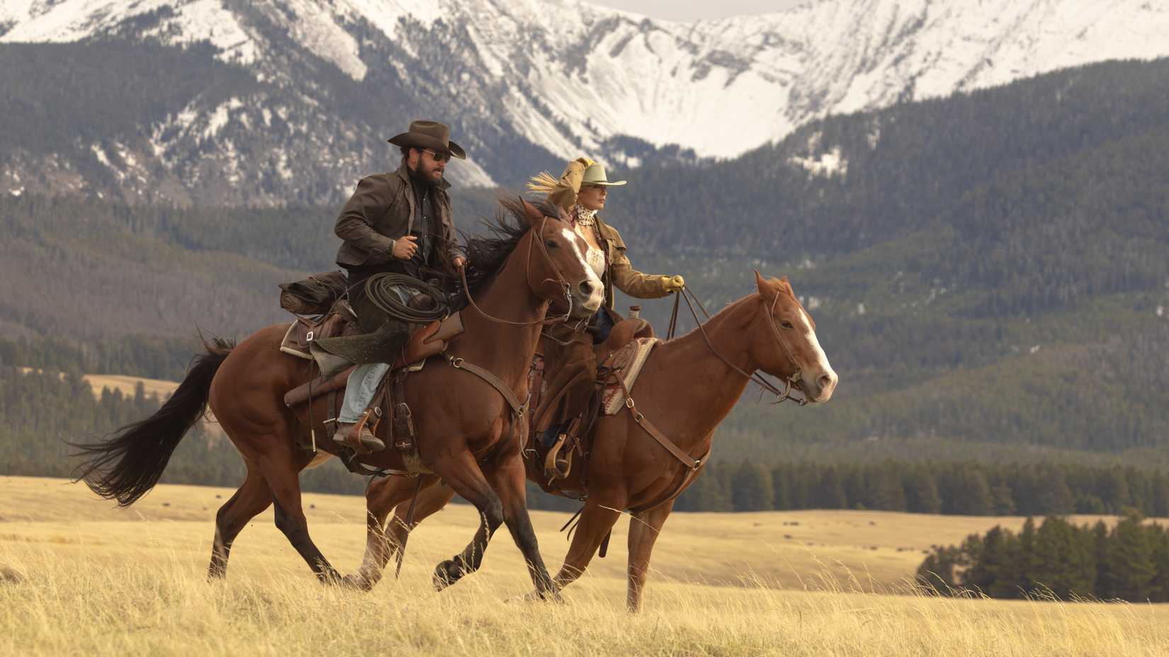 Beth e Rip a cavalo em Dutton Ranch