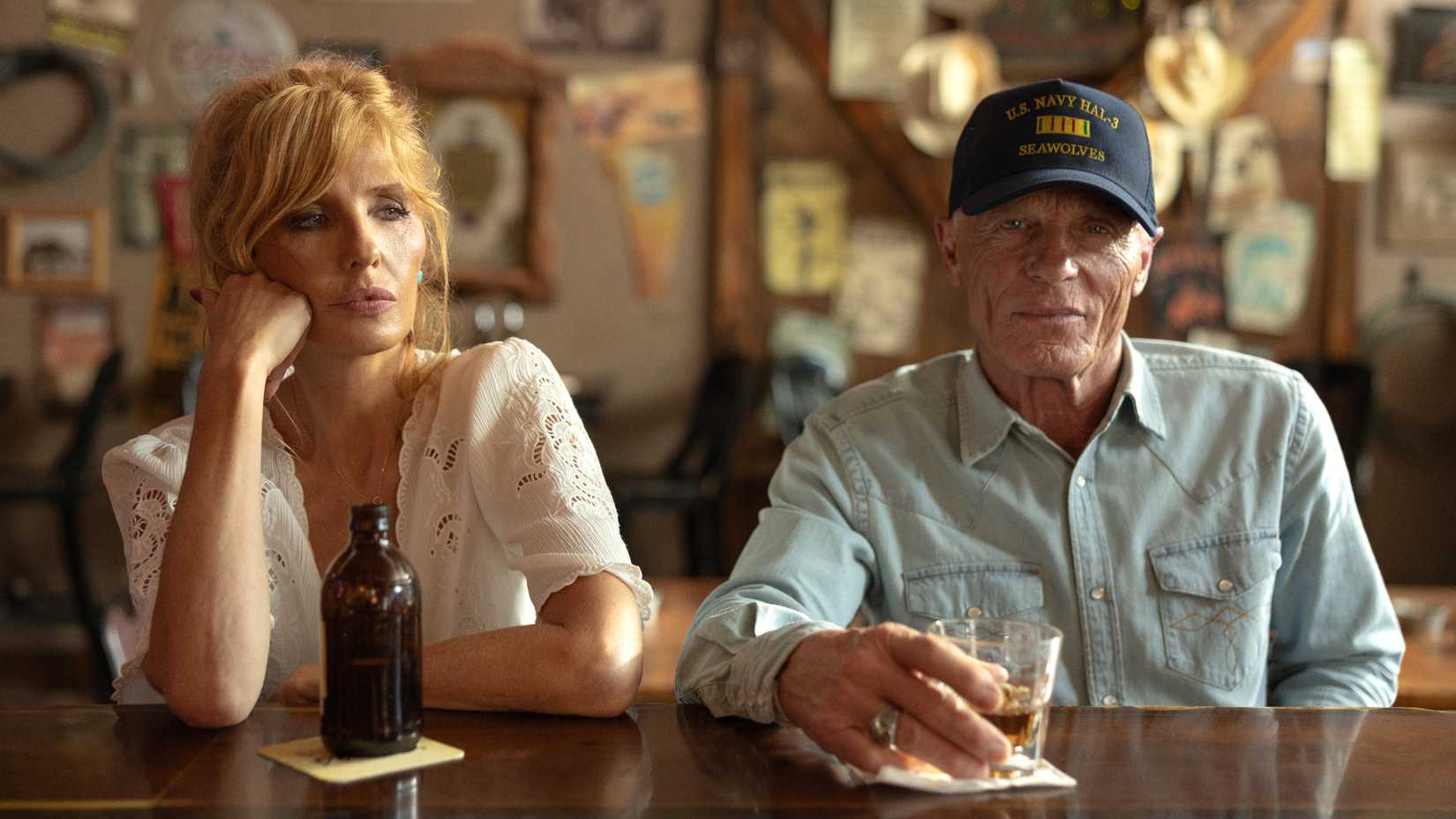 Kelly Reilly como Beth Dutton e Ed Harris como Everett McKinney em Dutton Ranch