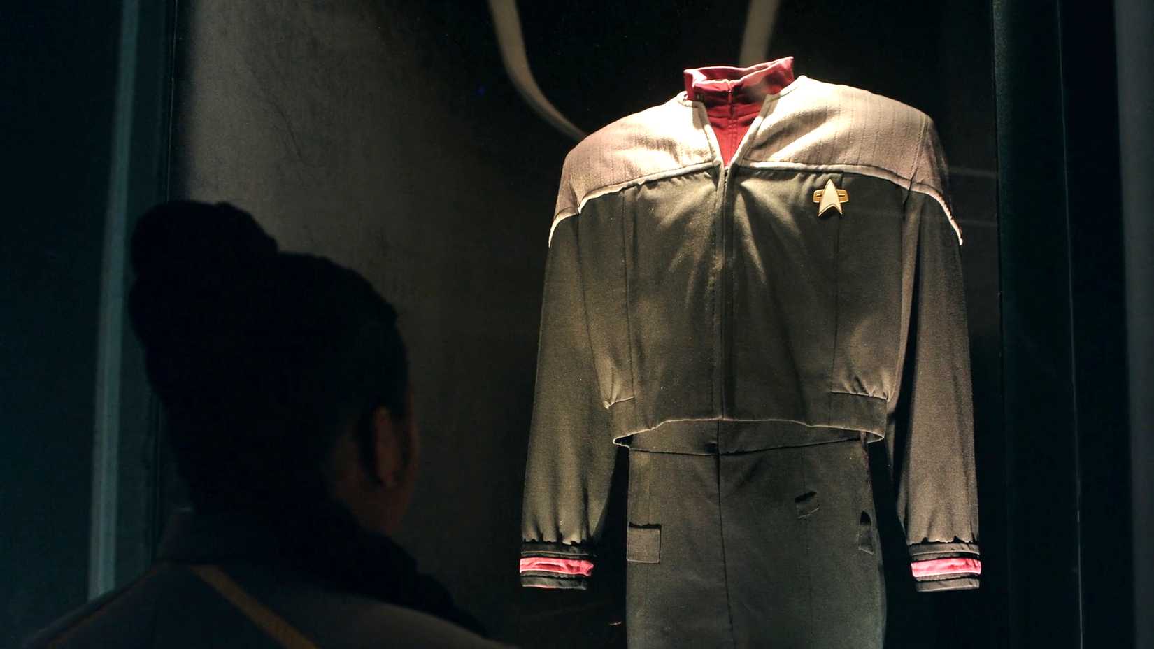 sam looking at sisko s uniform
