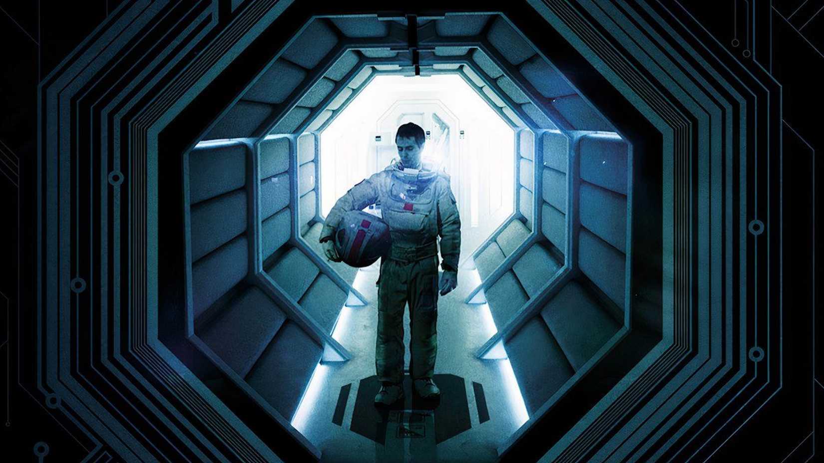 Sam caminhando por um corredor em uma base lunar em traje de astronauta em Moon 2009