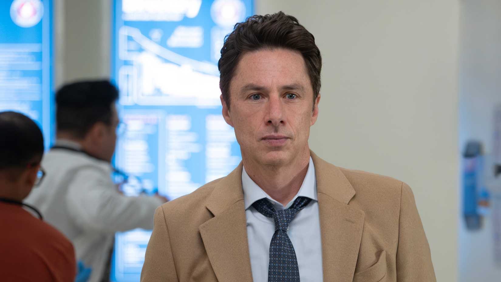 JD com expressão séria na 10ª temporada de Scrubs