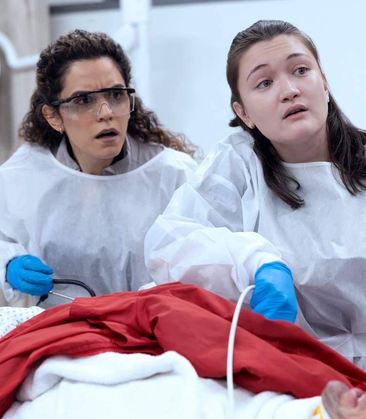 Dra. Al-Hashimi e Dra. Santos em The Pitt 2