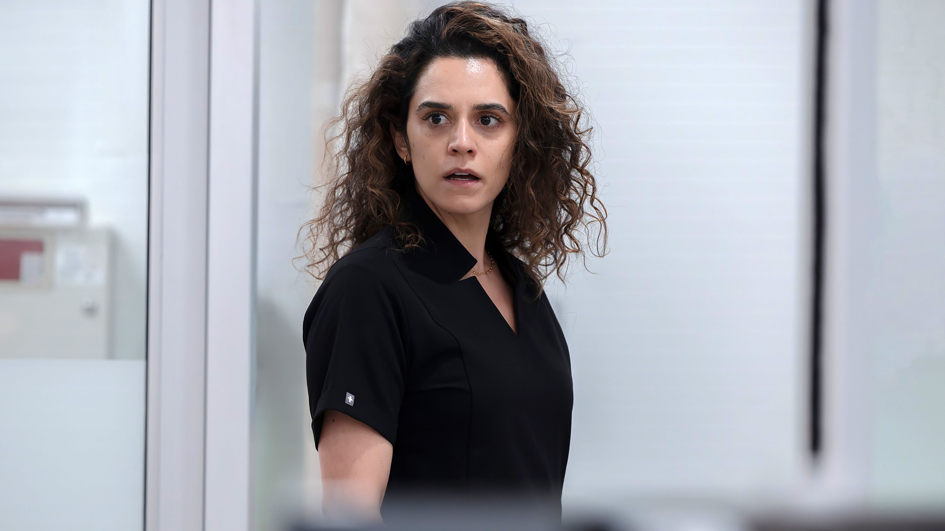 How Dr. Al-Hashimi Is The Epitome Of The Pitt's "Pressure Cooker" Tone Explained By Season 2 Star