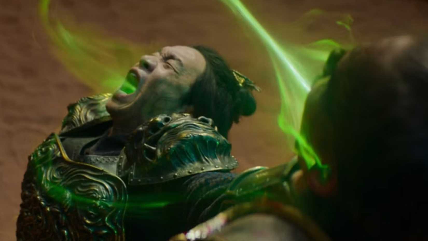 Shang Tsung consumindo a alma de Kung Lao em Mortal Kombat 2021