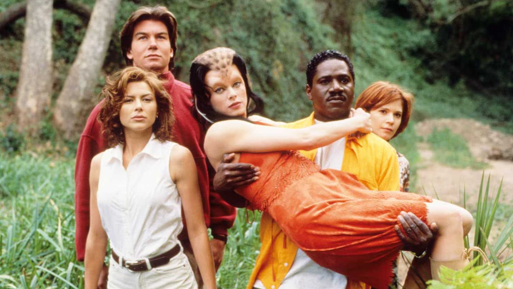 10 1990s Sci-Fi Shows With At Least 5 Seasons 5 The cast of Sliders stand in a field