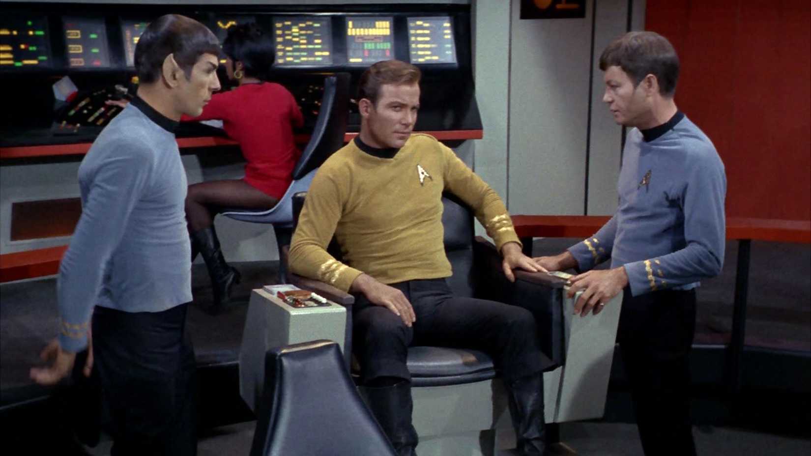 Spock, Kirk e McCoy na ponte da USS Enterprise na série original Star Trek