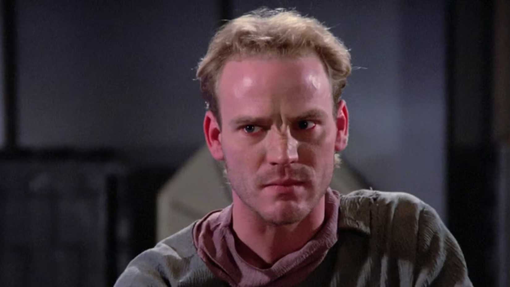Um Ornaran demonstra angústia em cena de Star Trek: The Next Generation