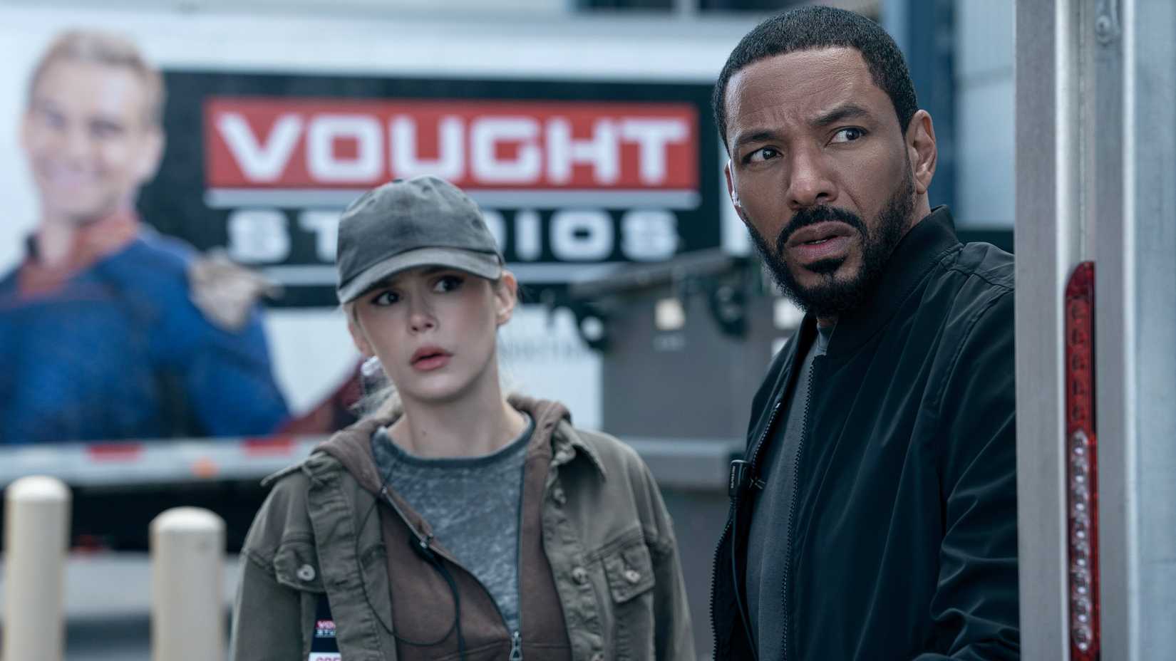 Starlight (Erin Moriarty) e MM (Laz Alonso) disfarçados e cautelosos em The Boys, temporada 5