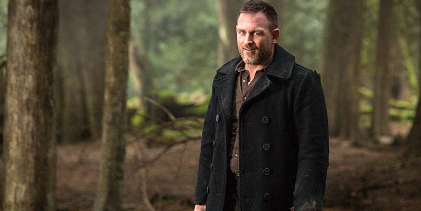 Still de Supernatural com Benny Lafitte em um sobretudo preto e camisa marrom.