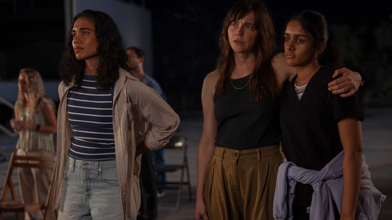 Mohan, McKay e Javadi no telhado do PTMC em The Pitt 2, episódio 15