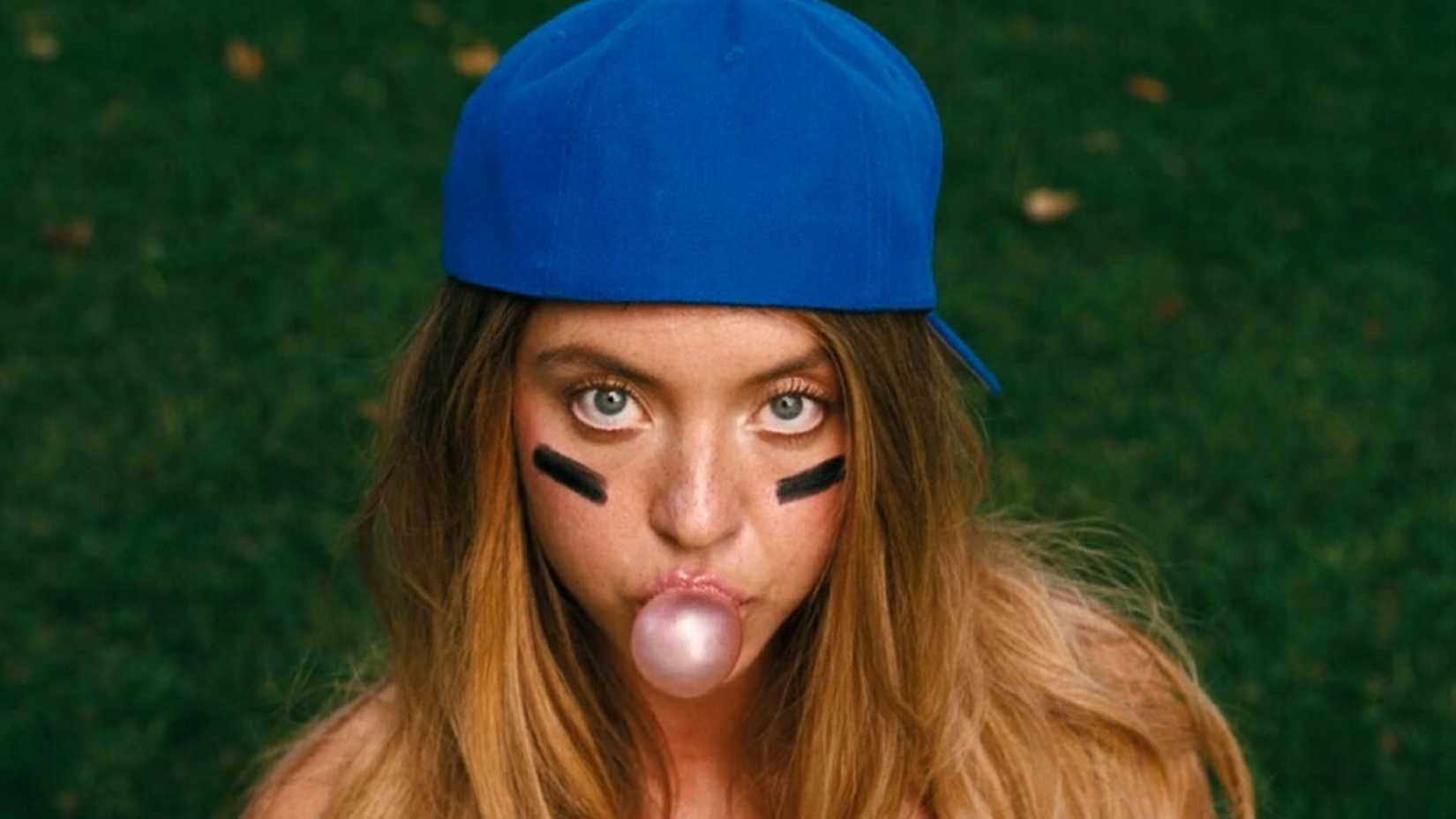sydney sweeney as cassie howard blowing a bubble and wearing a baseball cap in euphoria season 3