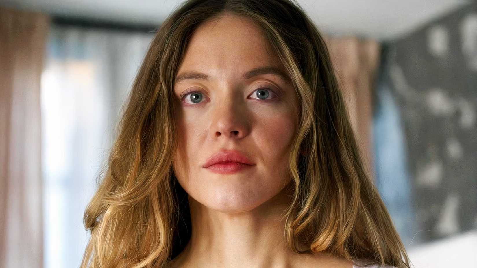 sydney sweeney is tearing up in the housemaid