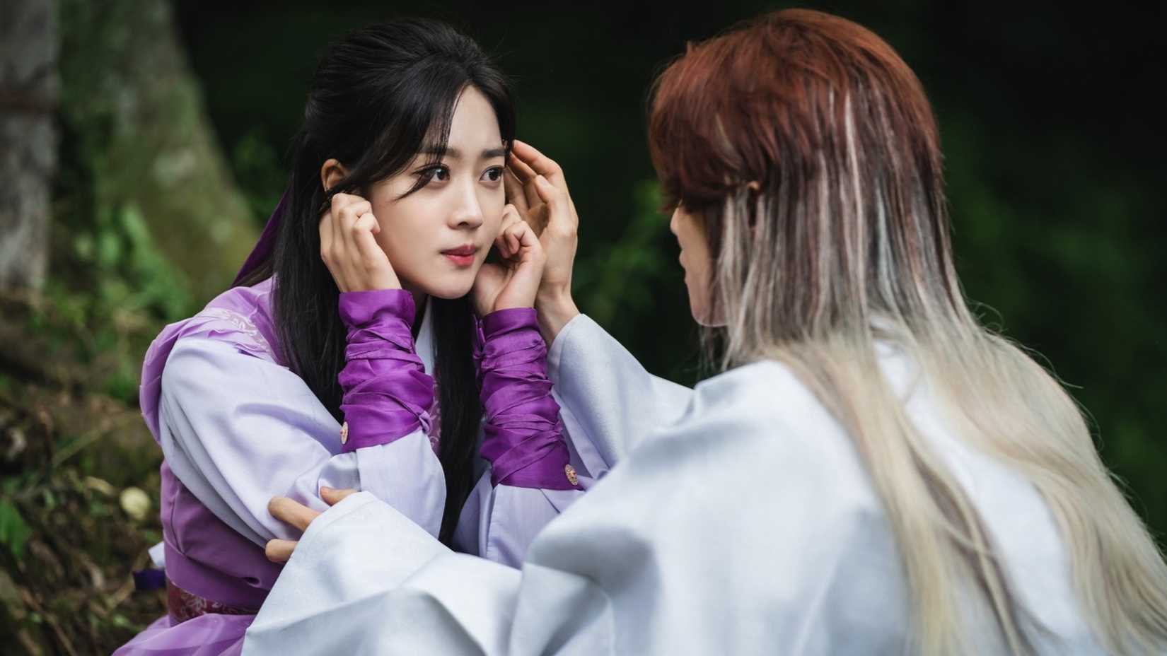 Um homem se ajoelha diante de uma mulher segurando seu rosto no K-drama Tale of The Nine-Tailed.