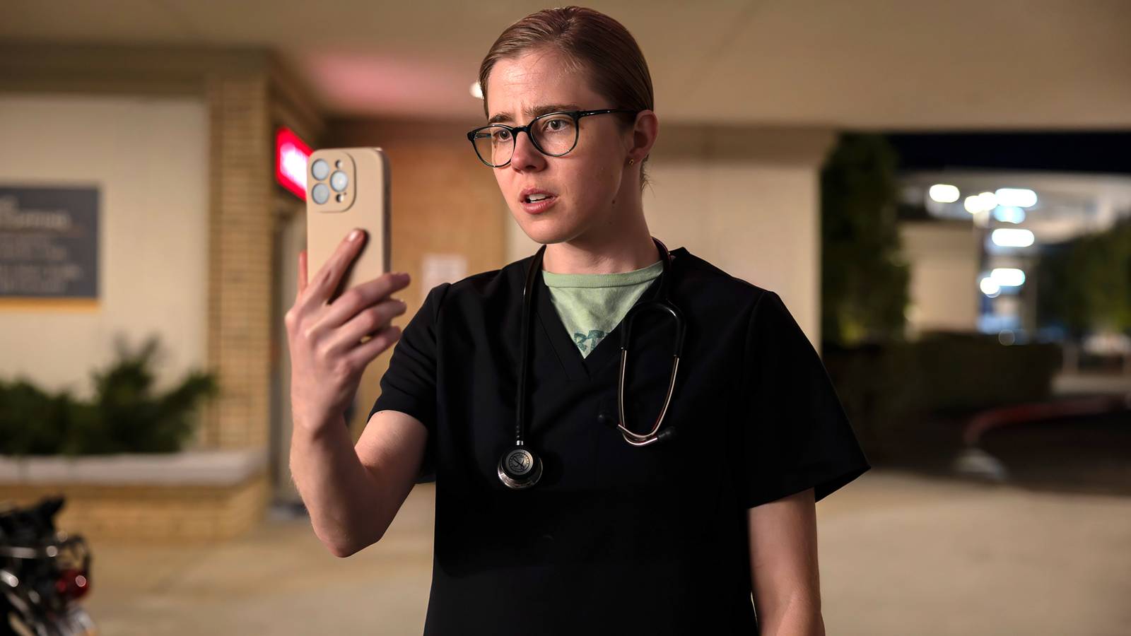 Taylor Dearden's Mel looking disappointedly at her phone in The Pitt season 2
