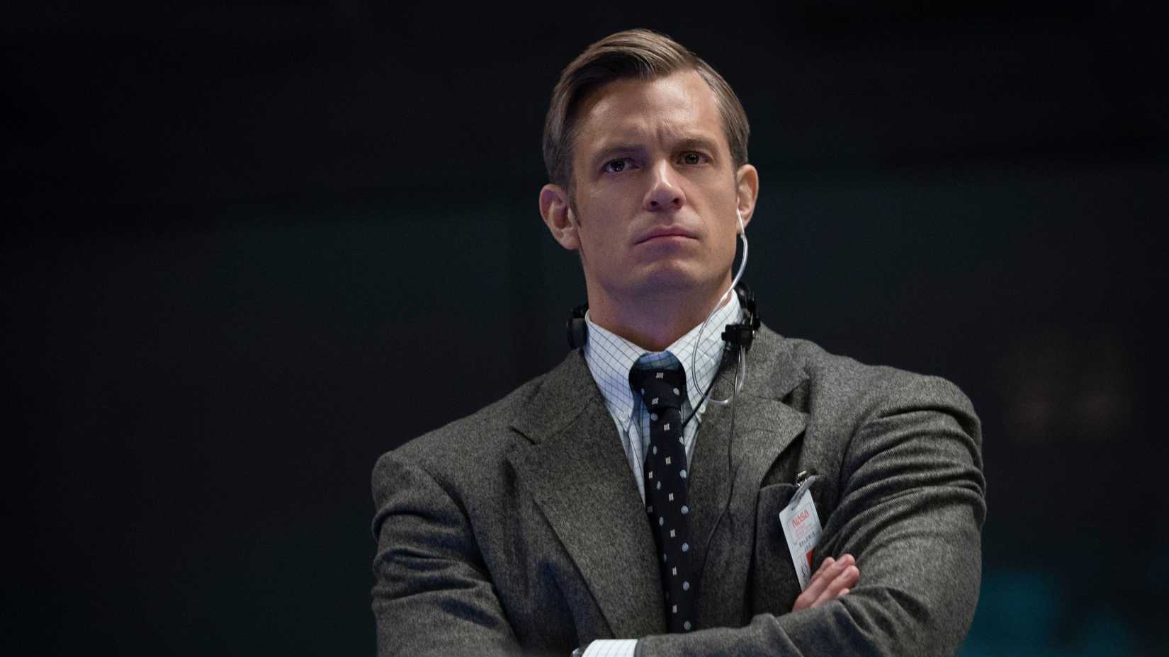 Edward Baldwin (Joel Kinnaman) observando algo em For All Mankind.