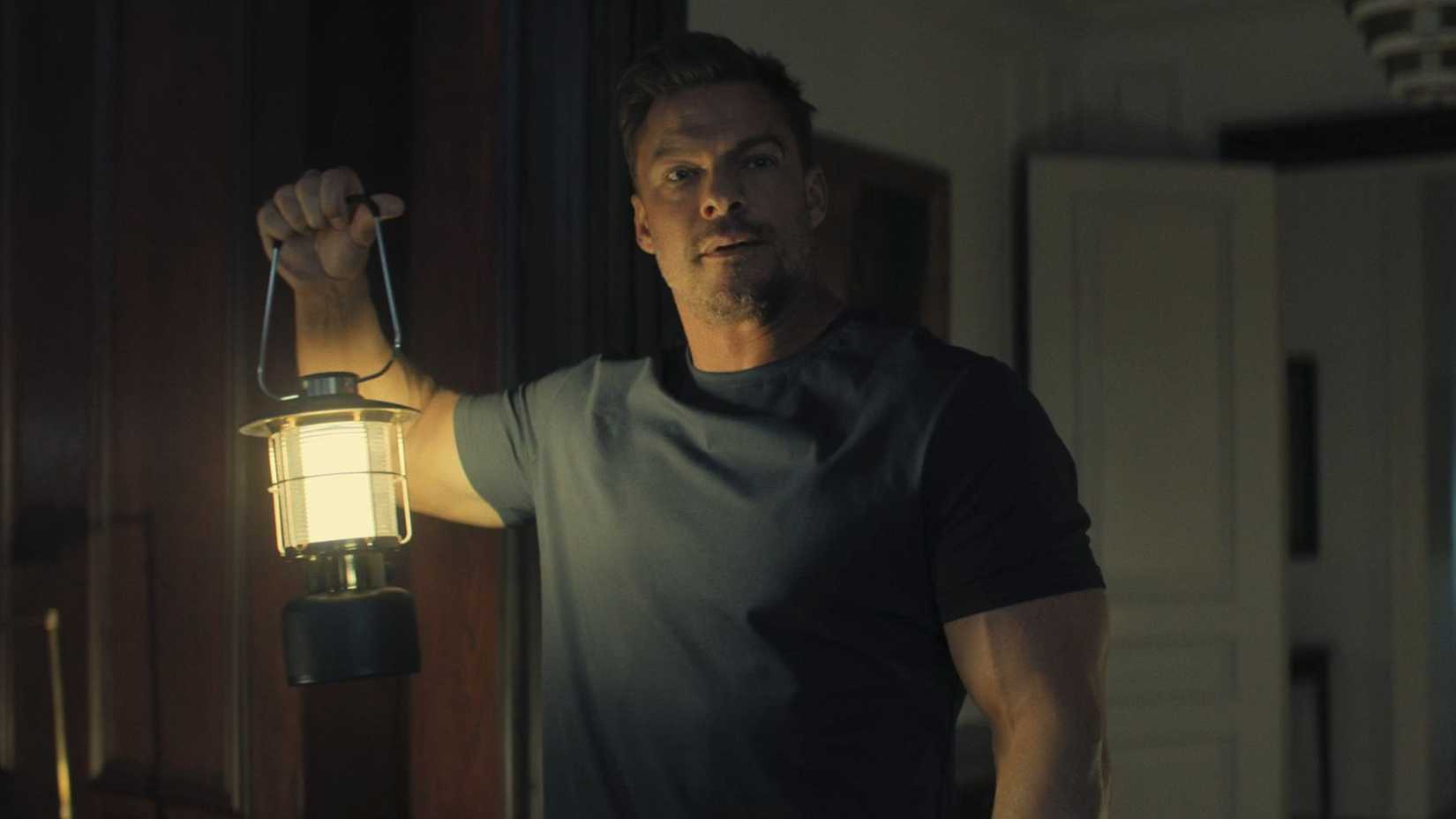Jack Reacher (Alan Ritchson) em cena da série Reacher