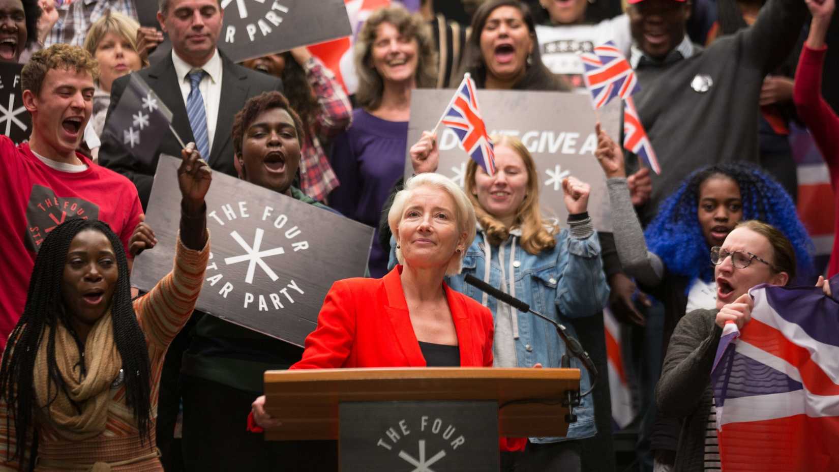 Vivienne Rook (Emma Thompson) em uma palestra em <i>Years and Years</i>.