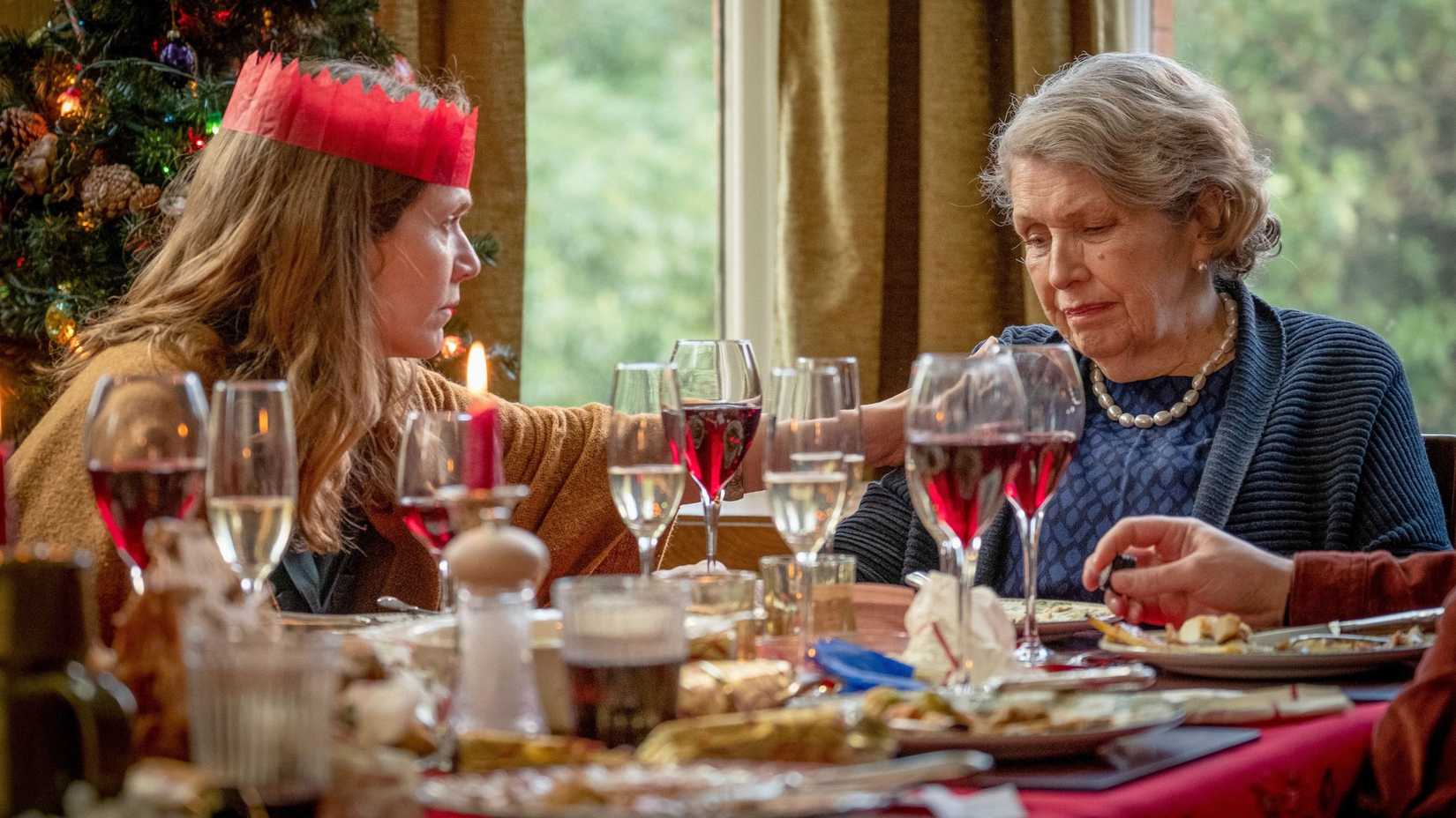 Edith Lyons (Jessica Hynes) e Muriel (Anne Reid) em uma mesa de jantar em <i>Years and Years</i>.