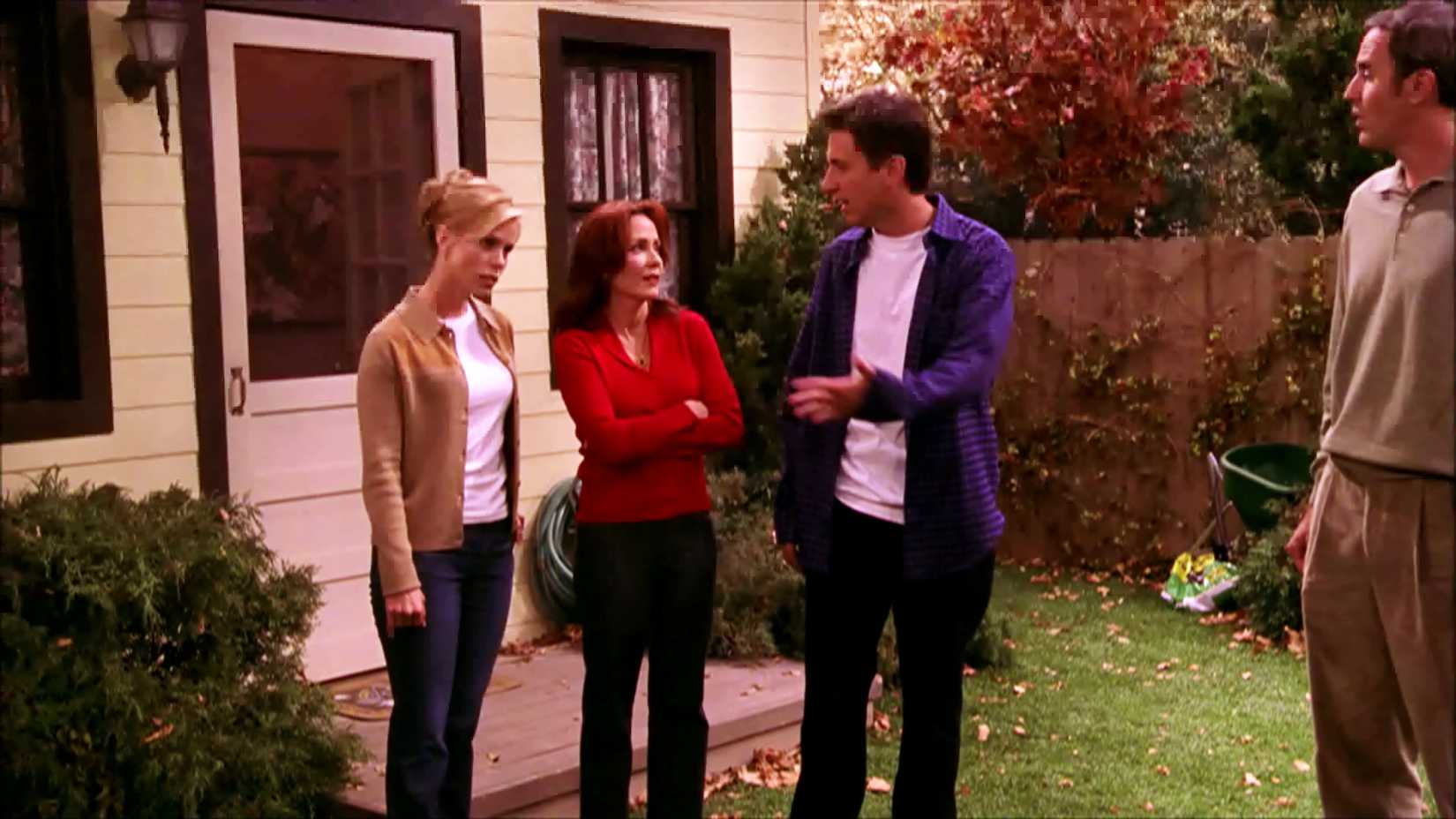 Os Barones e uma nova família conversando em Everybody Loves Raymond: The Annoying Kid.