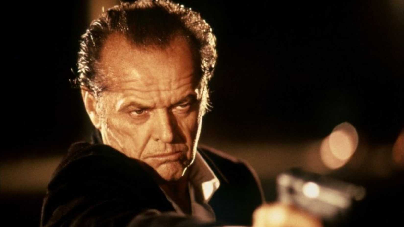 Jack Nicholson aponta uma arma em The Crossing Guard