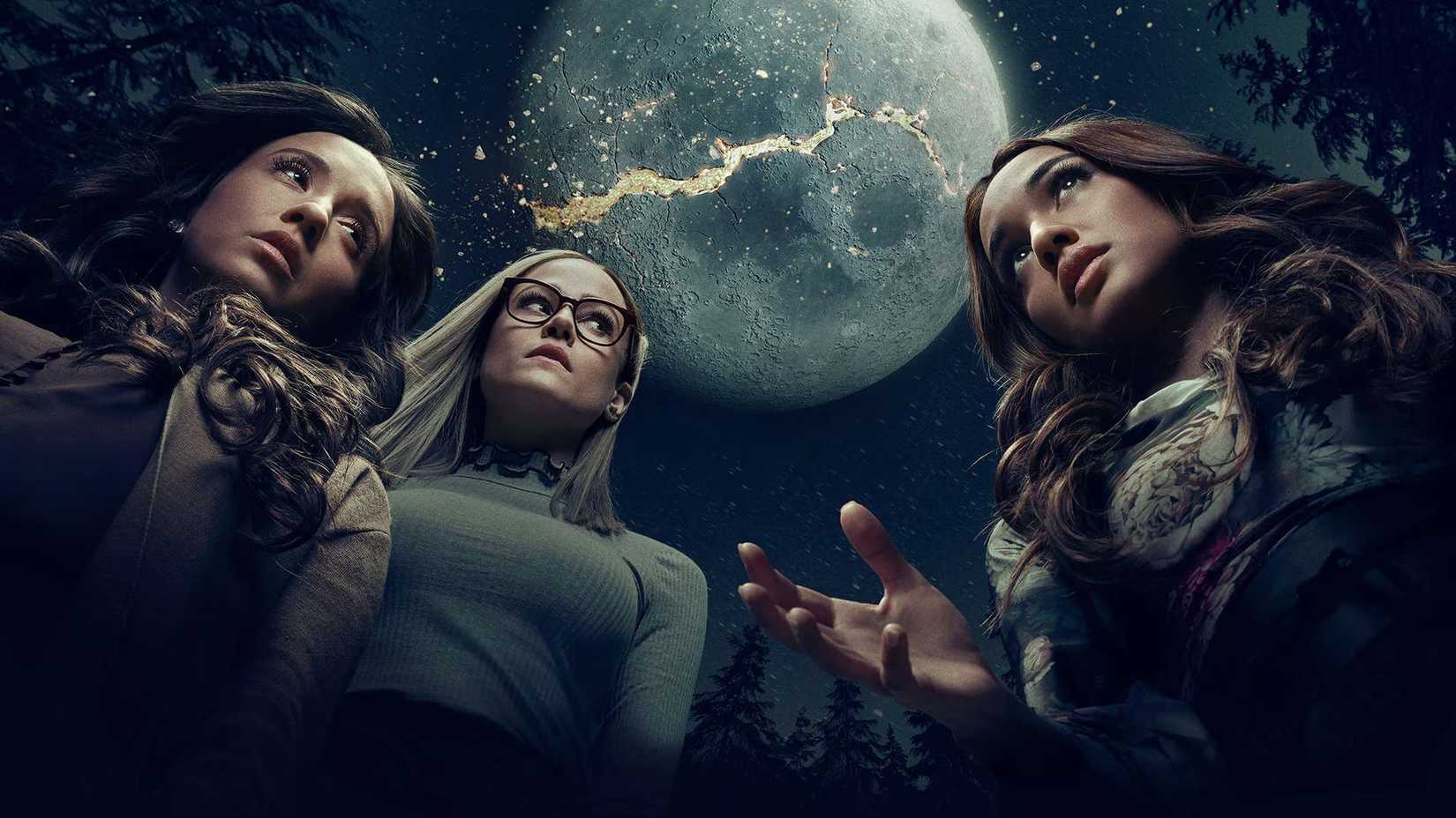 Personagens de The Magicians sob a luz da lua.