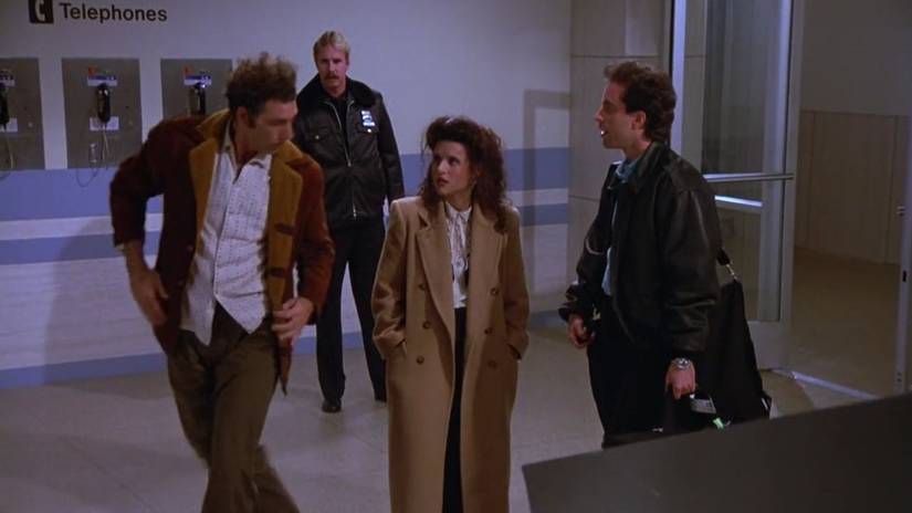 Os personagens de Seinfeld em um aeroporto em O Aeroporto.