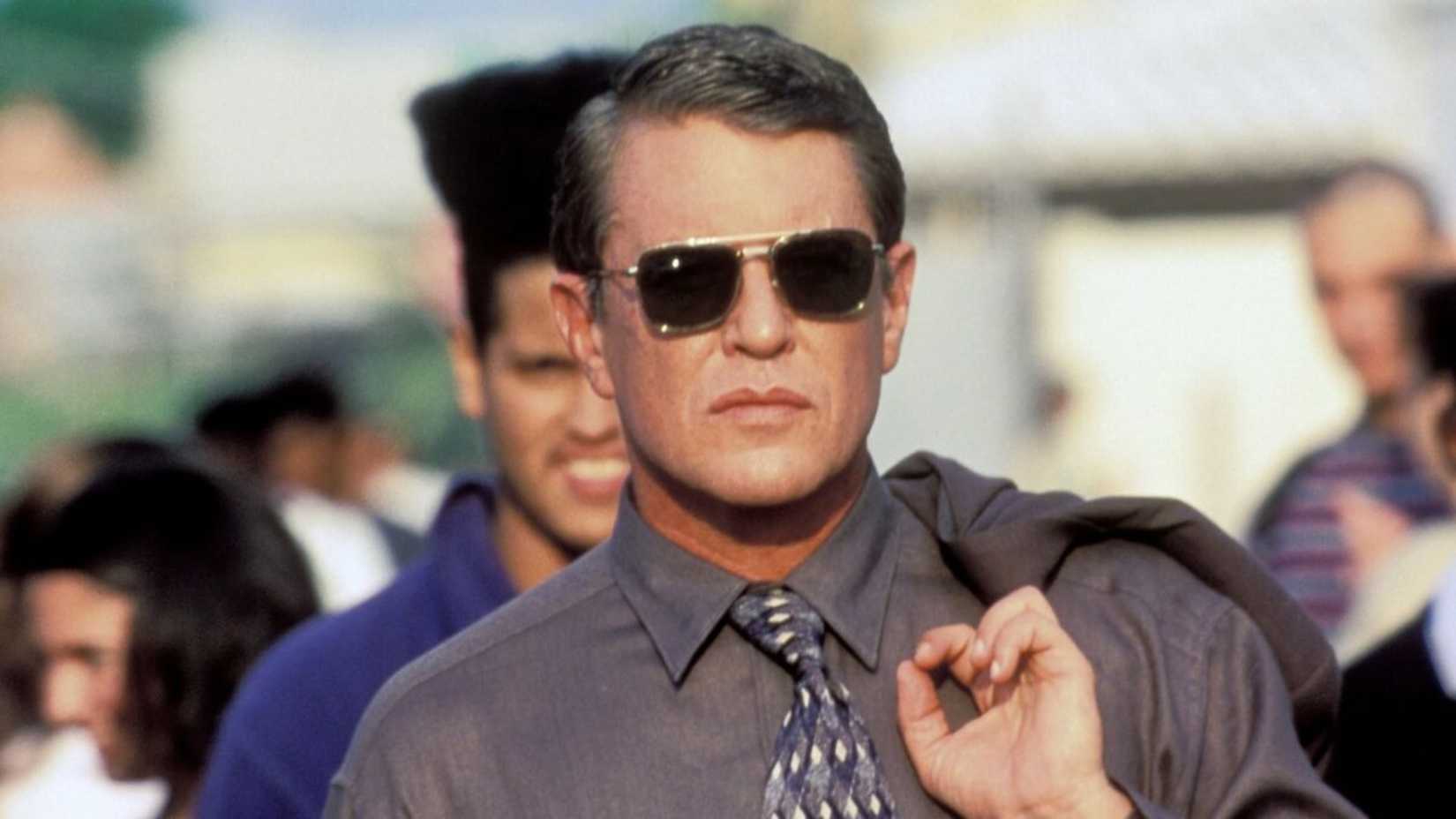 Tom Berenger como Jonathan Shale em O Substituído (1996)